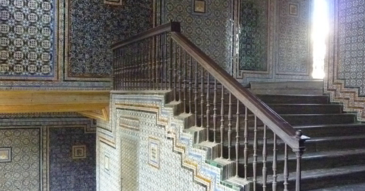 azulejos en la escalera de la casa pilatos de sevilla